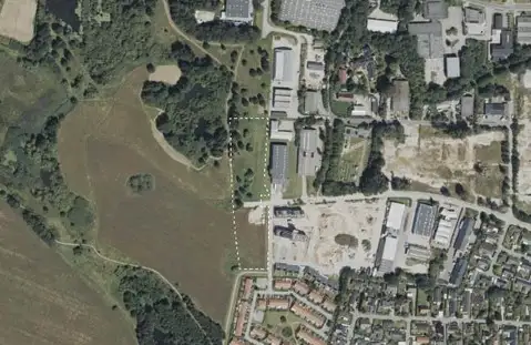 Arealet, der udbydes, er vist med den stiplede linje.